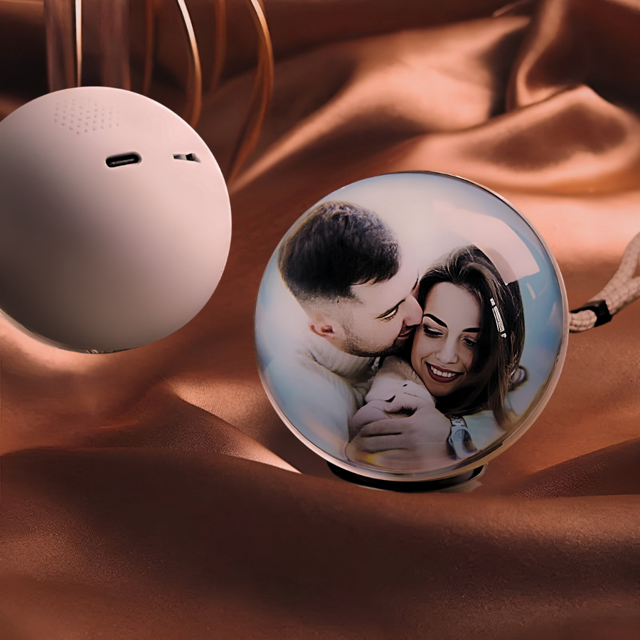 Lynoma Christmas Memory Globe